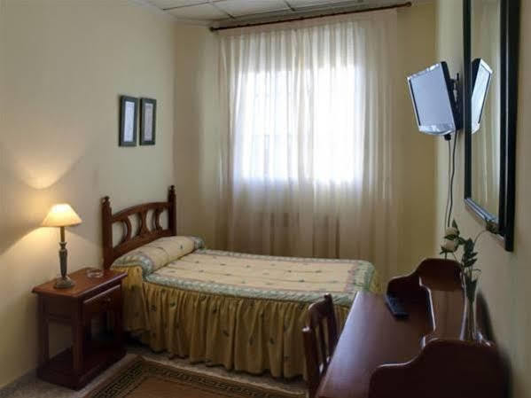 Ávila Hostal El Pinar מראה חיצוני תמונה
